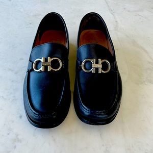 Lightly worn Salvatore Ferragamo Gancini loafer.